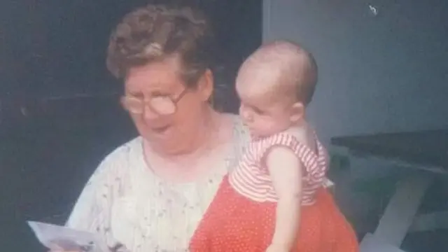 Alita Porto Reis con su nieta Samanta, cuando la menor era aún bebé.