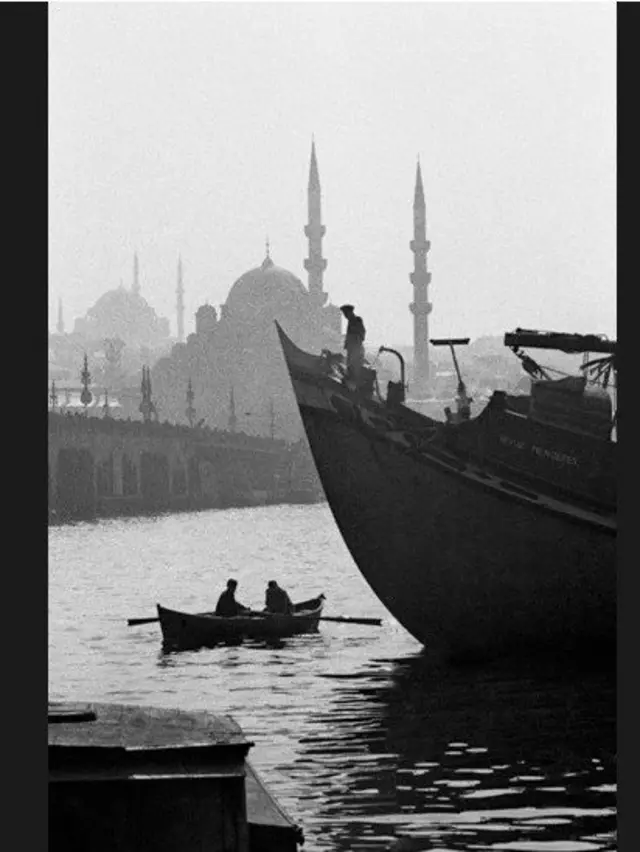 "Güler'in çalışmaları ilerleme ve masumiyet konusunda, uzun yıllardır sorulan sorular sorar. Ve sonunda toplum için hangisinin önemli olduğuna ilişkin kararı toplumun kendisine bırakır." (Amateur Photographer dergisi)