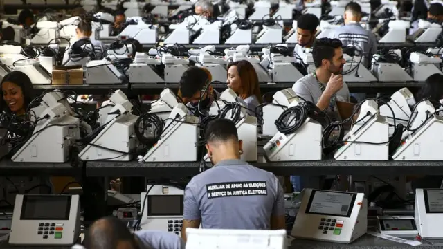 Pessoas fazendo vistoriaplataforma esporte da sorteurnas eletrônicas