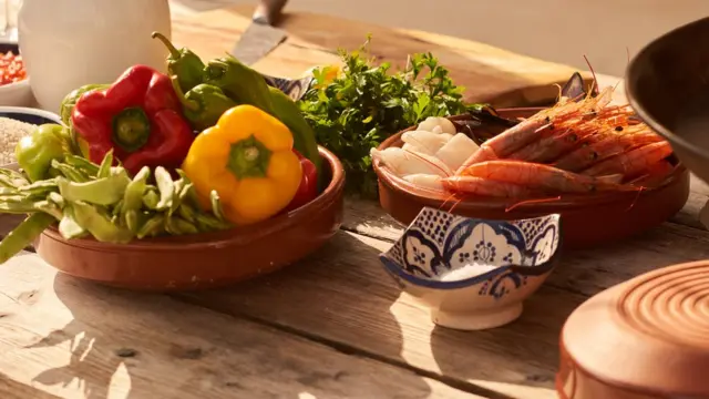 Mesa con alimentos