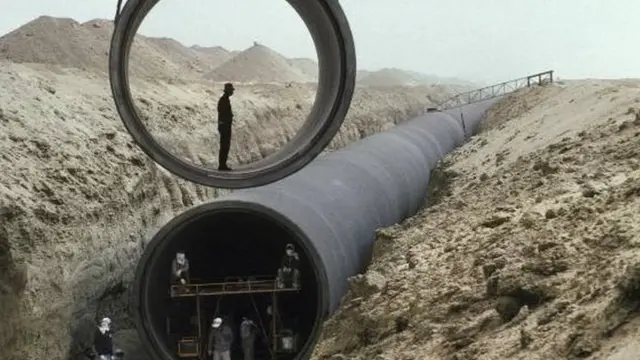 مقطع من النهر الصناعي العظيم أثناء تنفيذ المشروع في العام 1999.