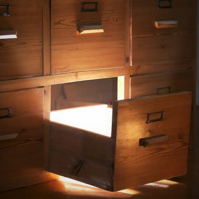 ઘરનું ખાલી ડ્રોઅર