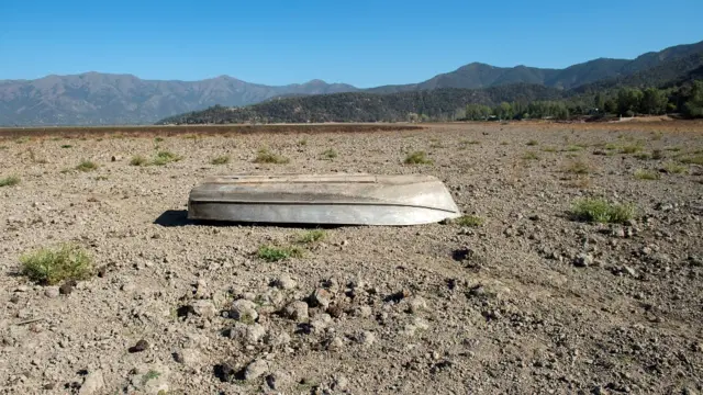 Un bote dado vuelta en el lecho seco del Lago Aculeo