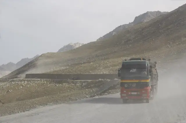 Glavni magistralni put koji povezuje sever Avganistana sa Kabulom je u izuzetno lošem stanju.
