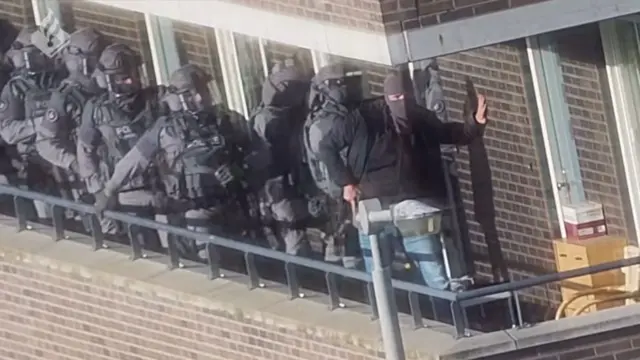 Sebuah gambar polisi menunjukkan serangan terhadap "sel teror Arnhem" yang dicurigai