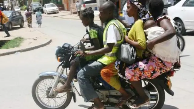 Aworan awọn eeyan to joko si ori alupupu ni Uganda