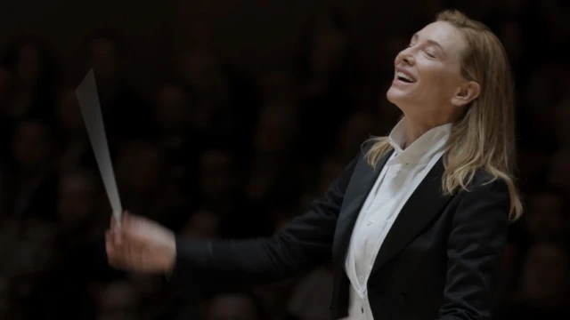 Cate Blanchett, uma mulher branca e loira, segurando uma batutajogo da roleta no bet365maestro (ela aparente estar regendo uma orquestra)