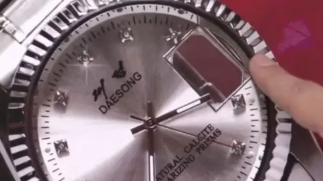 구멍을 통해 햇빛을 통과시키면 면역력 증진과 혈액순환이 된다는 시계