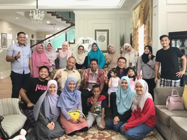 Saifuddin Nasution (duduk, paling kanan) bersama keluarga dari Indonesia yang melawat ke Malaysia.