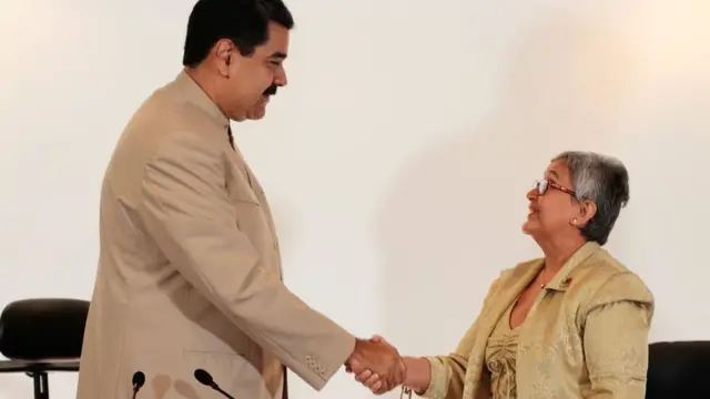 Maduro cumprimenta Tibisay Lucena, presidente do Conselho Nacional Eleitoral