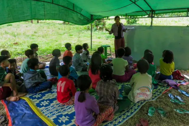 ကယားပြည်နယ်အတွင်းရှိ စစ်ဘေးရှောင်ကလေးတွေကိုစာသင်ပေးနေတဲ့ စီဒီအမ်ဆရာမတစ်ဦး