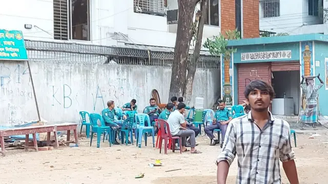 কলাবাগানে তেতুঁলতলা মাঠে পুলিশের অবস্থান