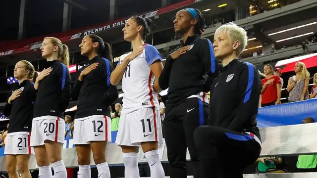 Rapinoe protesta arrodillada antes de un juego de fútbol en 2016.