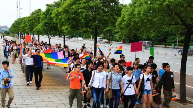 5月17日是國際不再恐同日。當天,由來自北京、香港、廣東、重慶、湖北、浙江等地的100餘名同性戀組成的隊伍在長沙河西大學城沿江風光帶遊行。