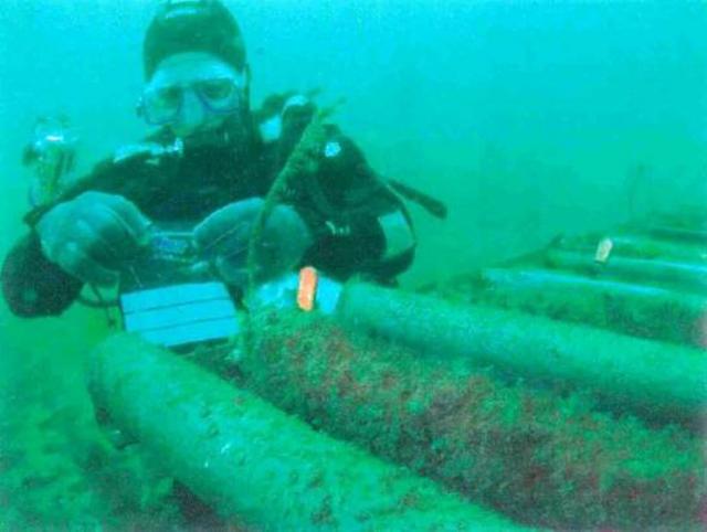 arreglando un cable submarino