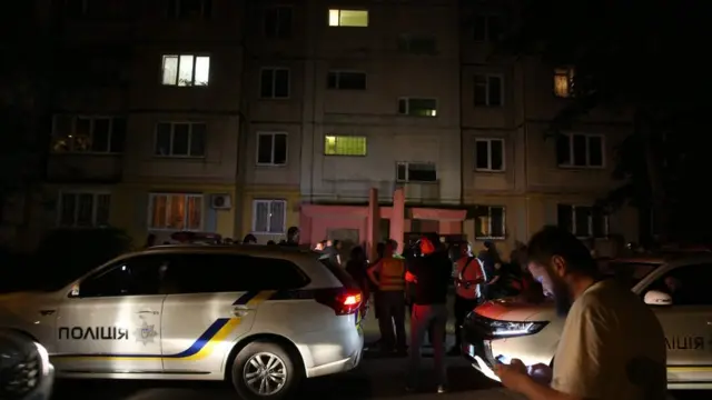 Біля під'їзду Бабченка