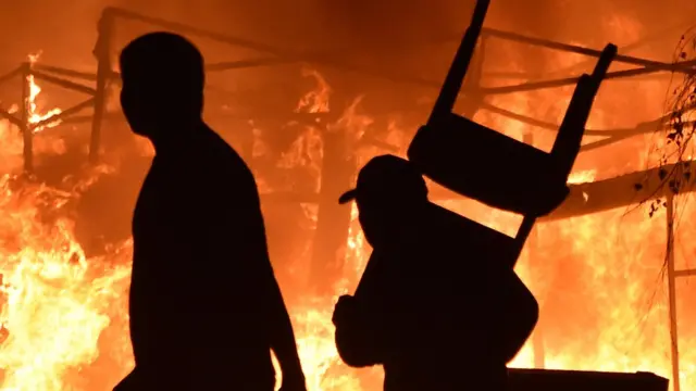 Сторонники бывшего президенты Кыргызстана Атамбаева около его дома