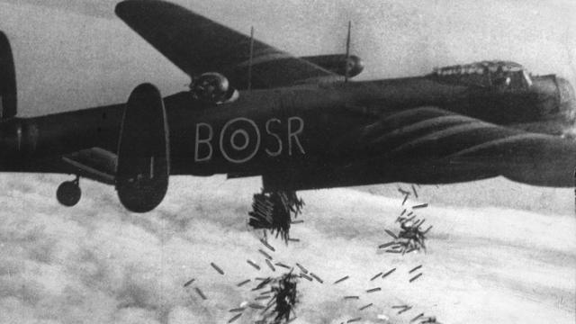 Un bombardier Lancaster larguant des engins incendiaires en octobre 1944