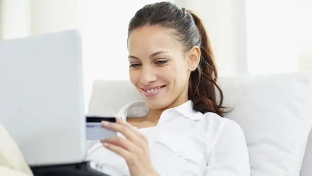 Mujer con tarjeta de crédito