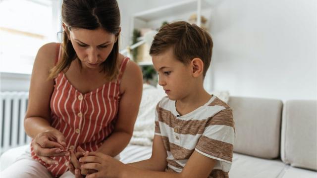 Criança testando nívelbaixar blazer comglicose no sangue