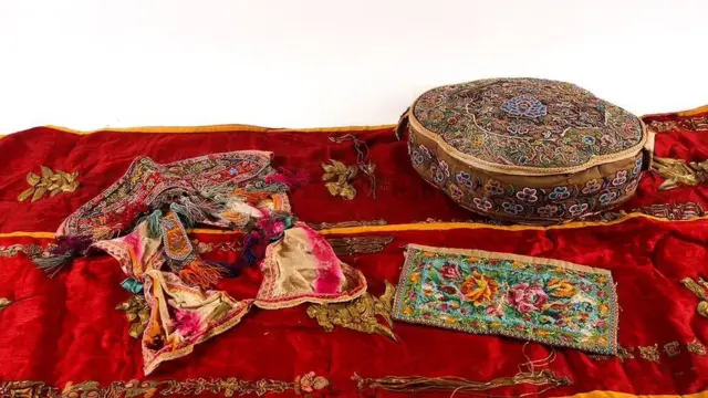 Artefak China yang ditemukan di rumah Alexander Thomson.