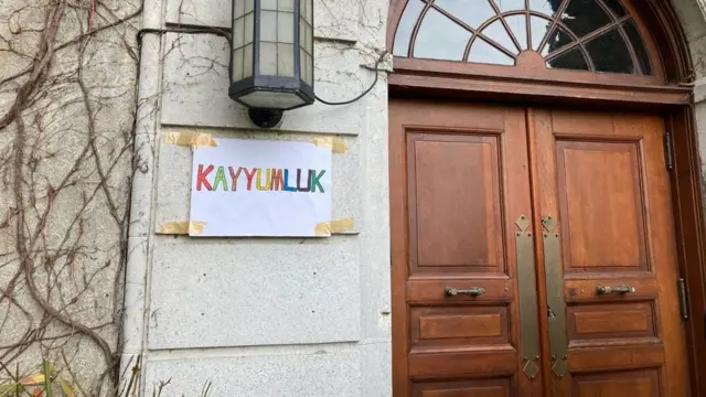 Boğaziçi Üniversitesi öğrencileri, Rektörlük binasına 'Kayyumluk' yazısı astı