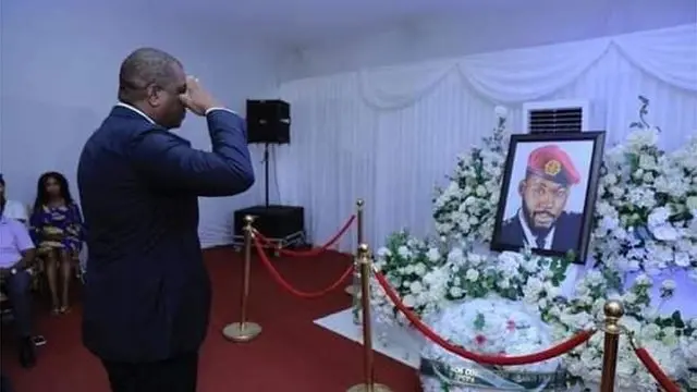 Hamed Bakayoko devant le cercueil de DJ Arafat