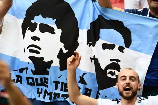 Maradona y Messi. Los hinchas argentinos desean que la Pulga imite lo que hizo el Pibe de Oro en 1986.