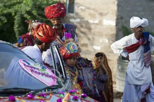 குஜராத்தின் கட்ச் பகுதியில் நடந்த இந்த குழந்தை திருமணத்தை புகைப்பட நிபுணர் ஃபாவ்சான் ஹுசைன் தொகுத்துள்ளார். திருமண வயதை எட்டாத மணமகன் மணமகளின் கிராமத்துக்கு அதிகாலையில் காரில் வந்திறங்கினார்.