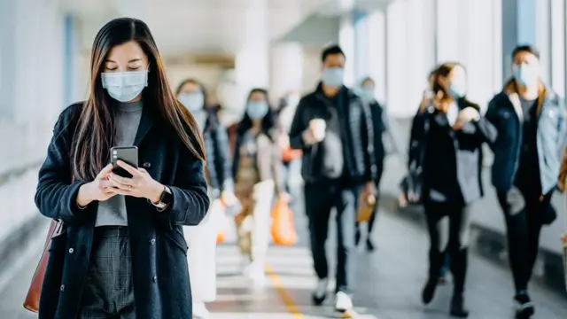 Des personnes portant des masques