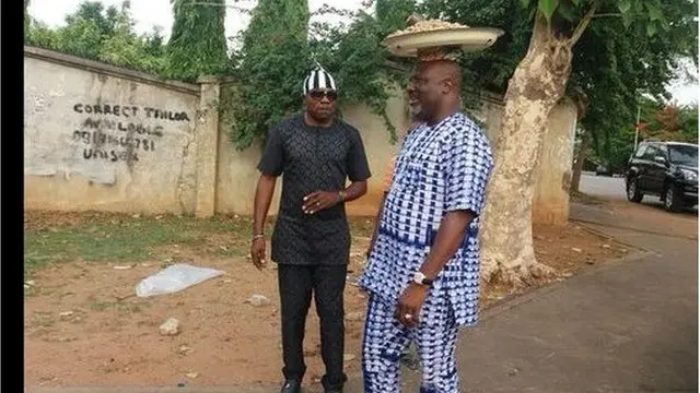 Dino Melaye ń kiri ẹ̀pà