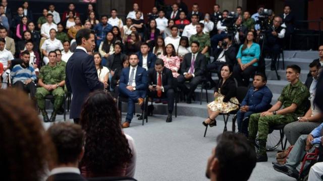 Peña Nieto dialoga con jóvenes