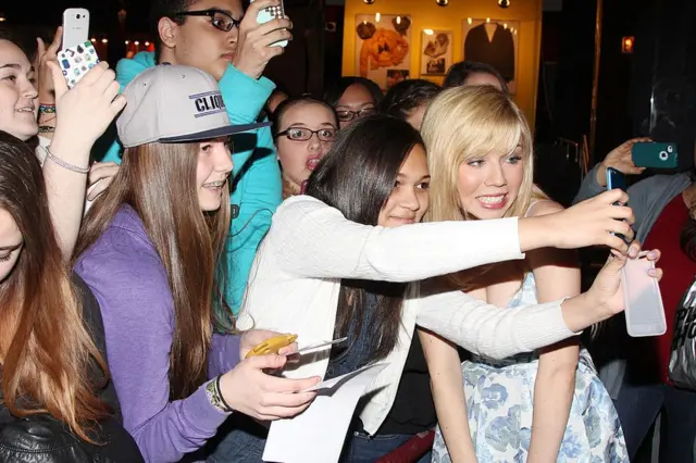 Fãs tiram uma foto com Jennette McCurdy em 14 de maio de 2013
