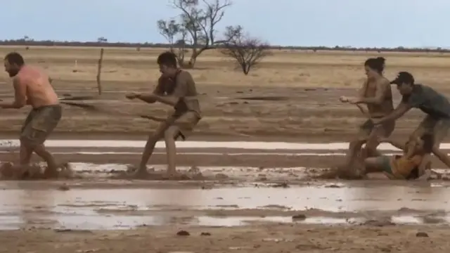 Awustiraaaliyaatti abiidaan booda amma roobni roomuu eegallaan namoonni dhoqqee keessatti gammachun taphatu