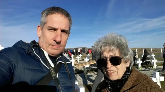 Raquel y su hijo menor, Diego, visitando la tumba de Daniel en el cementerio de Darwin en 2018.