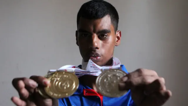 Leonardo Acosta con sus medallas de las Olimpiadas Especiales