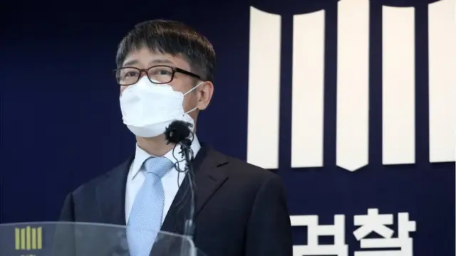 임관혁 세월호 참사 특별수사단 단장이 19일 오후 서울 서초구 서울중앙지검 브리핑실에서 세월호 참사 관련 최종 수사 결과 발표를 하고 있다