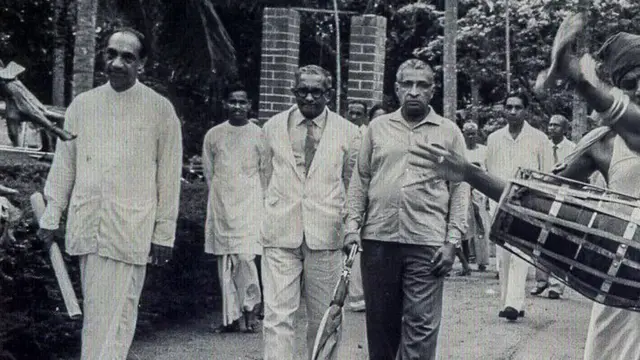 ජේ.ආර් ජයවර්ධන (වම් පසින්) සහ ඩඩ්ලි සේනානායක (දකුණු පසින්)