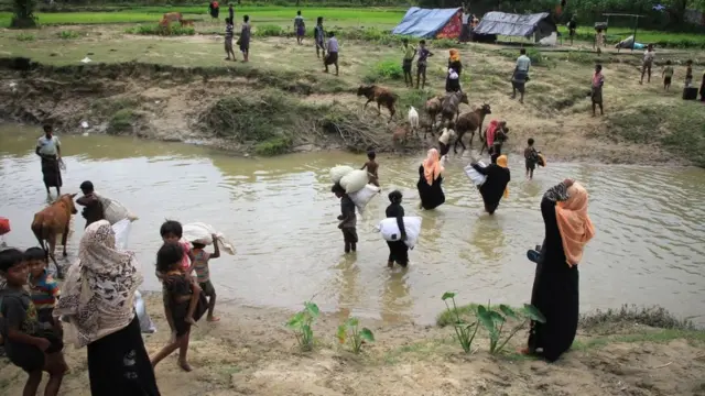 Arakan'da nehri geçmeye çalışan siviller