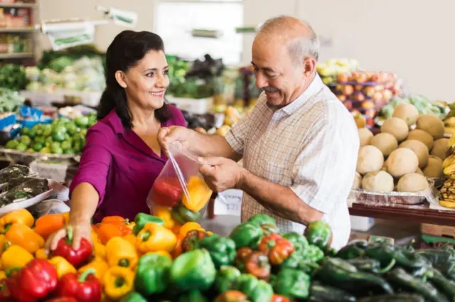Mujer y hombre en mercado.