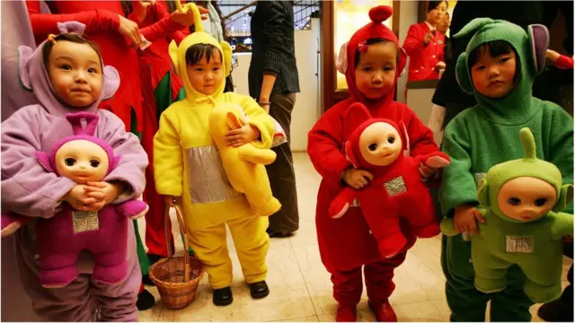 Niños con muñecos "Teletubbies"