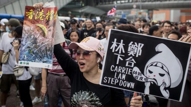 홍콩 캐리 람 행정장관 하야를 외치고 있는 시위대