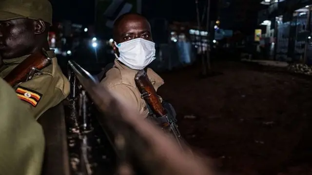 Des policiers de l'aéroport d'Entebbe ont procédé à l'arrestation de plus de vingt personnes ayant présenté des faux carnets de test contre le coronavirus