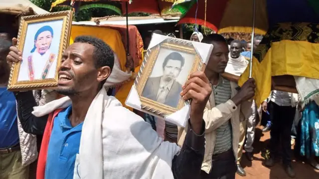 Boo'icha maatiin yeroo abbaa warraafi haadha warraa guyyaa tokko du'an suura isaanii qabatanii boo'an