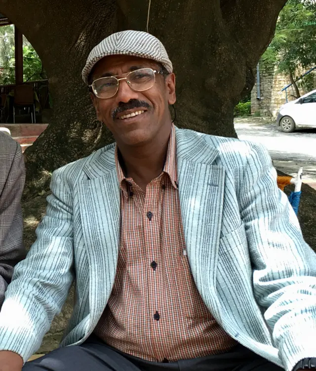 ሽሙየ ኣብዚ ሐዚ እዋን ኣብ ስዊድነ እዩ ዝነብር