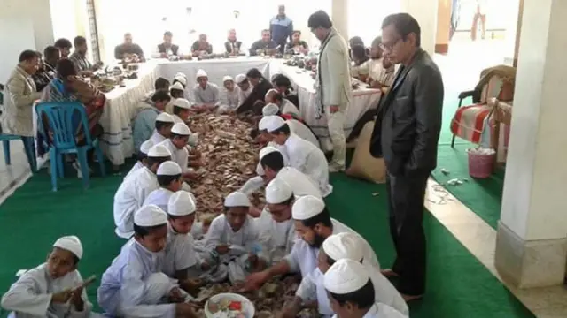 টাকা গণনার কাজ করছে মসজিদ কমিটি