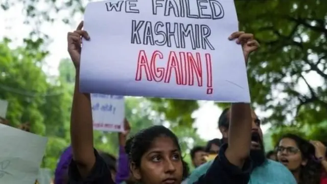 ਕਸ਼ਮੀਰ ਬਾਰੇ ਪੋਸਟਰ ਦਿਖਾ ਰਹੀ ਕੁੜੀ