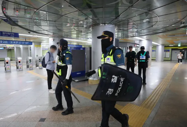 4일 오후 경기 성남시 분당구 오리역에서 경찰 병력이 순찰을 하고 있다. 경찰은 ‘서현역 묻지마 흉기난동’ 사건 후 온라인 공간에서 또 다른 ‘오리역 살인예고’ 글이 작성돼 성남시 분당지역에 인력 98명을 긴급배치 했다