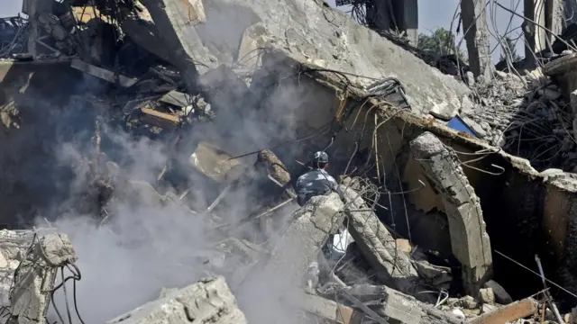 হামলায় ধ্বংস হয়ে গেছে সিরিয়ার রাজধানী দামেস্কের এই কথিত 'রাসায়নিক অস্ত্র গবেষণা স্থাপনা'