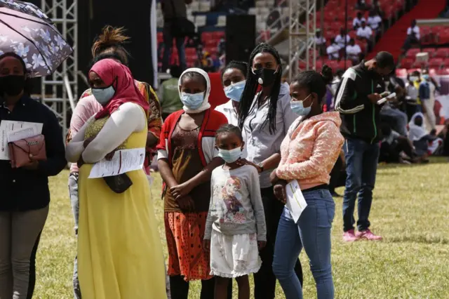 Люди в очереди на сдачу крови